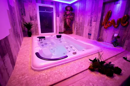 Loveroom la Garçonn'Hyères Отели в г. Пьерфё-дю-Вар