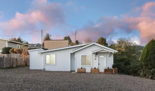 The Flipper: 2BR Coastal Cottage Walk to Depoe Bay, Hot Tub & Arcade & Fire Pit