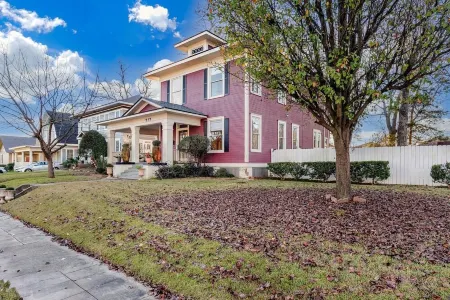 Spacious 4-bedroom house in enjoyable Shreveport with WiFi, AC