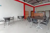 RedDoorz Syariah Near Sentani City Square Hotels in Hinekombe