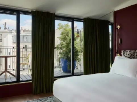 巴黎巴魯飯店（地鐵2/13號線）