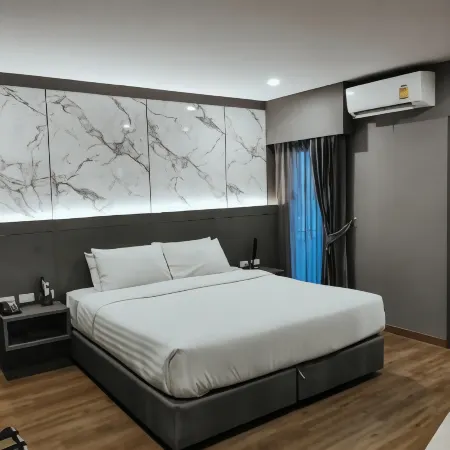 Hyde Park Hotel Bangkok Отели рядом с достопримечательностью «Станция экспресс-поезда Ratchaprarop»