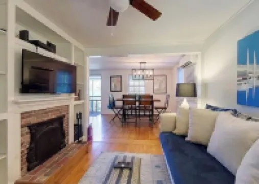 Perfect for a Weekend Getaway 5 Miles to Downtown Newport.