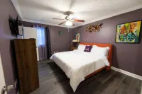 Charming Oasis with Tesla Charger and Backyard Retreat - Cozy Escape