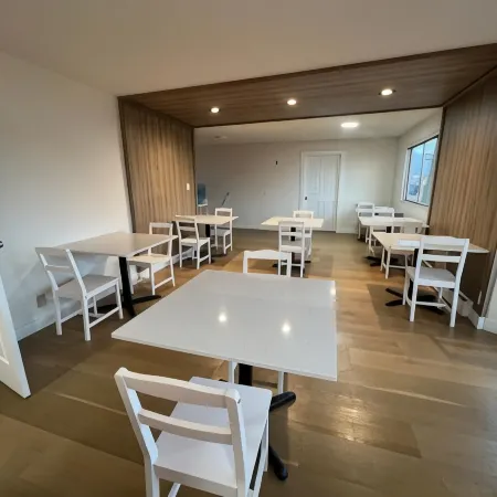 Howard Johnson by Wyndham Hinton