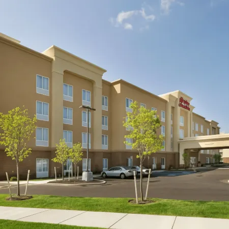 Hampton Inn & Suites Buffalo/Airport Отели рядом с достопримечательностью «Macy's  (Walden Galleria)»