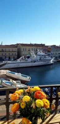 Beautiful air-conditioned 3-room apartment ideally located in the city center Canal view