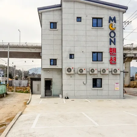 Yeosu Moon Pension Отели рядом с достопримечательностью «Маяк Хамель»