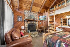Bear Paw Cottage #4 Queen Log Bed:  Peaceful ; Pet Friendly; Close to Helen!