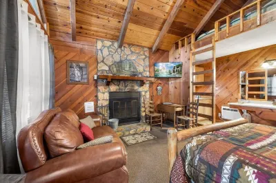 Bear Paw Cottage #4 Queen Log Bed:  Peaceful ; Pet Friendly; Close to Helen! Stovall Mill Covered Bridge附近的飯店