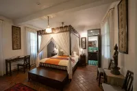 Satri House Hotel - parking
