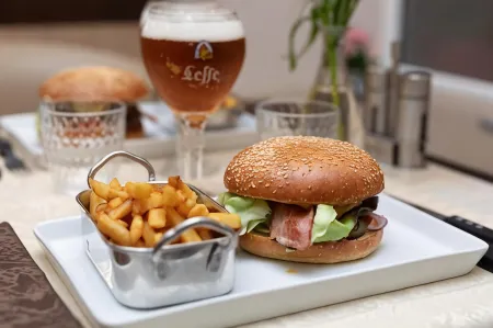 Logis-Hôtel & Restaurant le Carnot Отели в г. Сен-Жиль-де-Крето