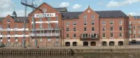 The Queens Hotel & Victoria Cloisters Apartments Hotel a 