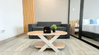Basic Brown Accent 1BR Apartment Collins Boulevard By Travelio - 3-Star