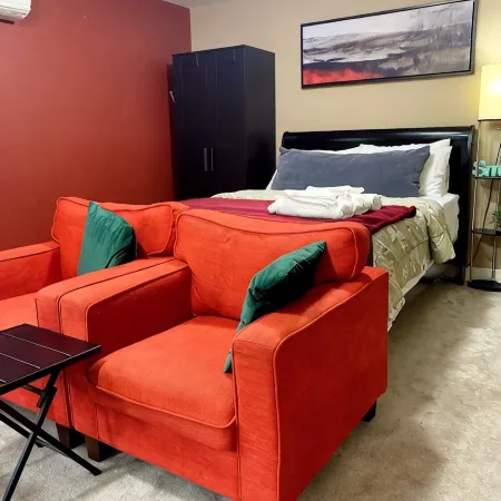 Cozy, Private Suite in Bedford — Bed, Laundry,kitchenette and Self Check in