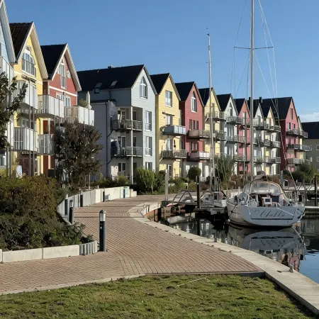 Cozy vacation apartment at the marina, short walk to the city center