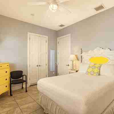 Key West Style Apartment - with pool/hot-tub Rooms