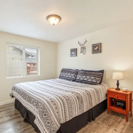 Downtown Sisters Suite - HOT TUB - Dog Friendly