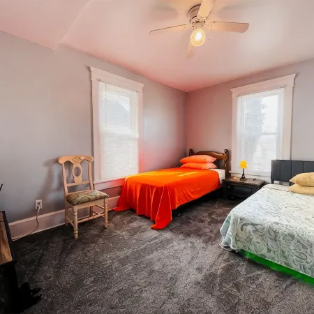 Spacious 4-bedroom house with AC, WiFi in  Mansfield Отели в г. Мансфилд
