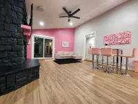 Charming 2-bedroom house with a unique pink esthetic - 3-Star