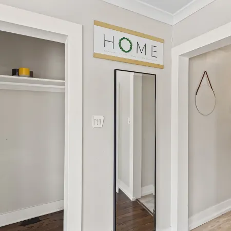 Charming 2BD W/ Parking 15 Mins from Downtown
