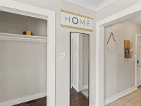 Charming 2BD W/ Parking 15 Mins from Downtown