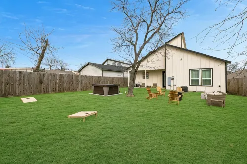 The Cacti House - Hot Tub, Game Room, Cactus Mural, Minutes from Downtown Dallas - Bungalows