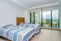 Rooftop Oceanview infinite pool. Poseidon Condo のホテル