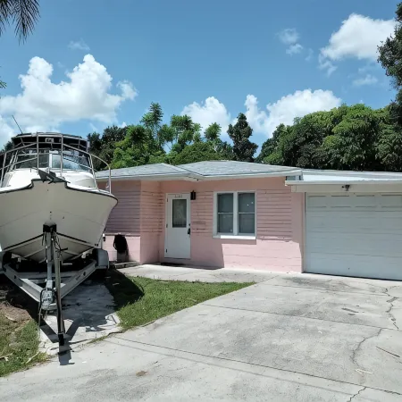 Charming 2-bedroom cottage in enjoyable Pinellas Park with AC, WiFi, and more