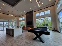 Plush Apartment Near Airport Zoo - Condos