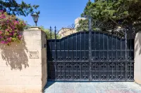 Villa Nirvana - 4 bedrooms (sleeps 8 + 2 kids) Qala village - Homestays