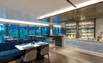 diners to enjoy a spacious and well-lit dining experience at Crowne Plaza SHANGHAI HONGQIAO by IHG