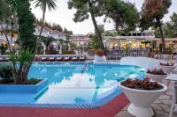 Porfi Beach Hotel - مسبح