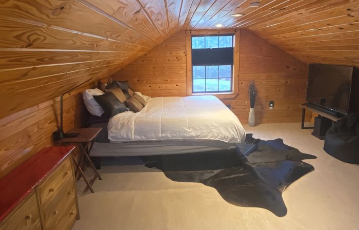 Cozy cabin with 1 bedroom, Lakefront views in tranquil Terry!
