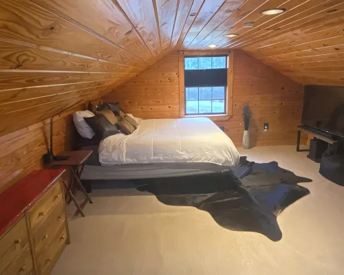 Cozy cabin with 1 bedroom, Lakefront views in tranquil Terry! Hotels in Byram