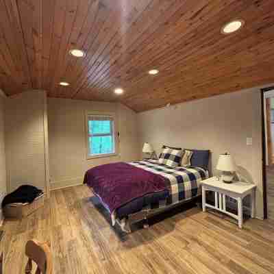 Waterfront Charming Muskoka Cottage Rooms