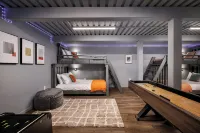 Epic Family Stay - 40' Putting Green, Theater, Hot Tub, Sauna - 4-Star