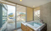 Tongyeong Monofunny Pension - Pools