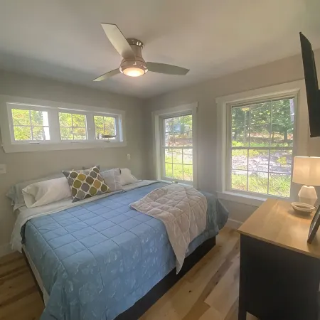 Charming 1-bedroom cottage in fabulous Bridgton with WiFi, AC, private dock