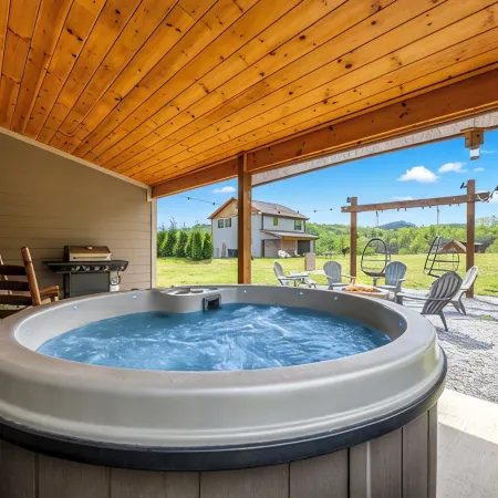 Stunning Views,Hot Tub, Game Room,Zero Stair Entry