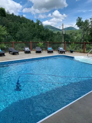 Cozy Retreat with Swimming Pool Nestled Among Mountain Laurels & Sunsets.