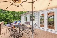 Peaceful Lakeside Retreat, Great for Groups, Dock, Parking, Blackstone, 8 Beds