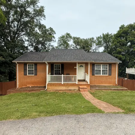Spacious 5-bedroom house with WiFi, AC in charming Front Royal