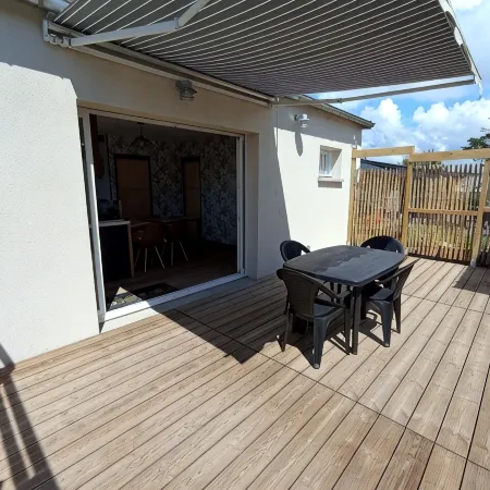 Seaside accommodation, 300 m walk from the beach with private parking