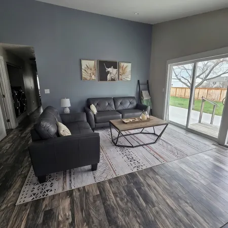 3-bedroom townhome walking distance to Highschool and Lions Park