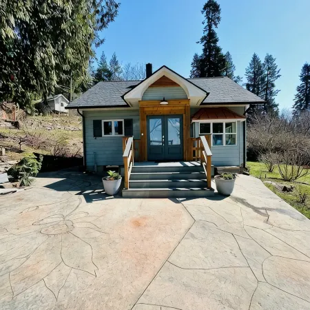 Charming 2-bedroom house with AC, WiFi in serene East Hope.