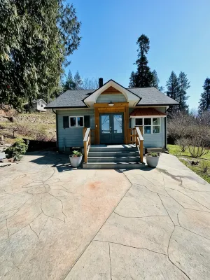 Charming 2-bedroom house with AC, WiFi in serene East Hope.