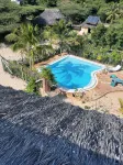 Dive in to our pool and feel the breeze at Mbibo House in the Shela sand dunes - piscina