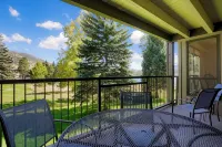 2Br Lake Dillon Escape w/ Pool & Hot Tub!