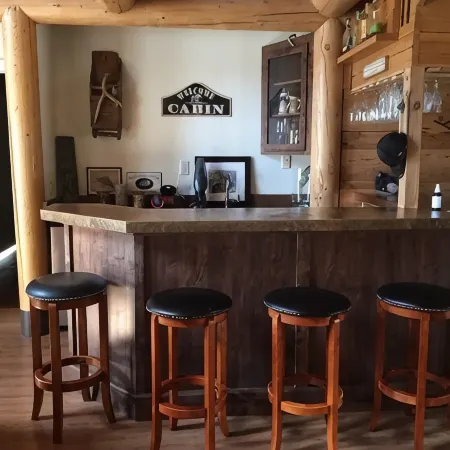Luxurious & spacious log cabin rental. Family friendly. Lots of amenities.